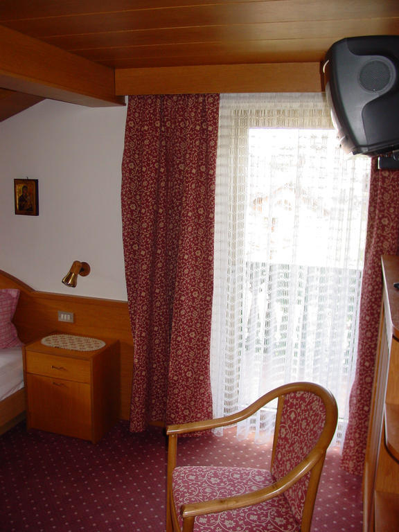 Hotel Garni Conturina Santa Cristina Val Gardena Pokoj fotografie